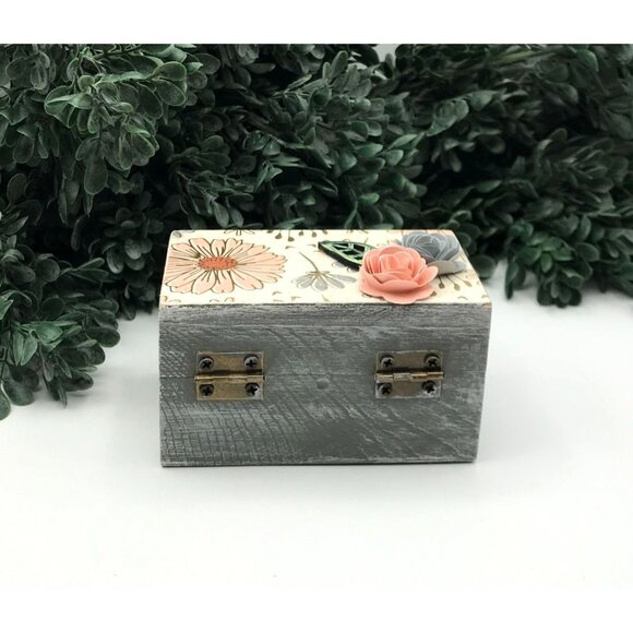 Decorative Wooden Trinket  Box With Floral Embellishments & Brass Clasp - 2021 P - Picture 4 of 5